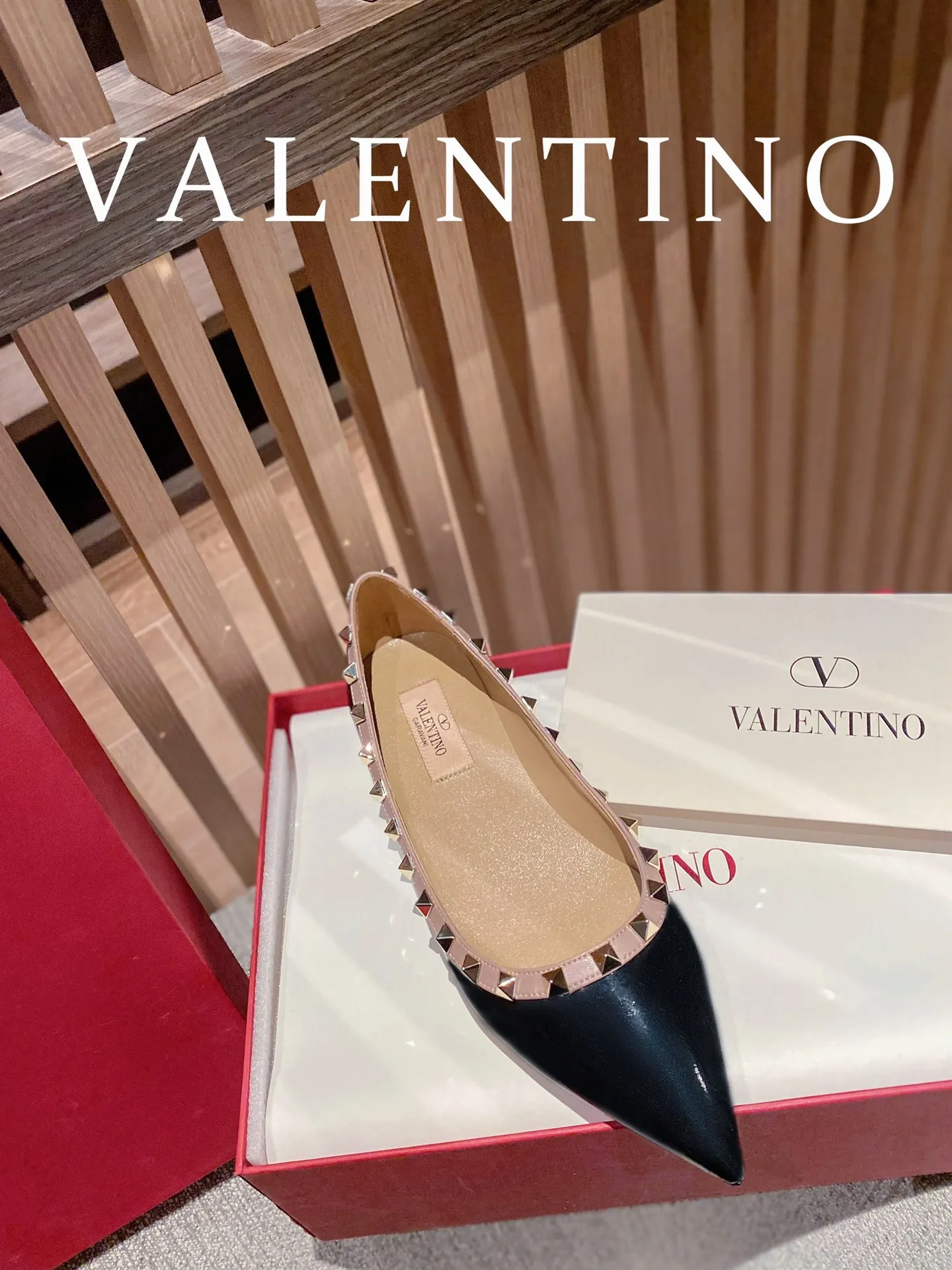 👟👟Ex-factory price 520👟👟Women's shoes, women's clothing, women's shoes, women's clothing 𝙑𝙖𝙡𝙚𝙣𝙩𝙞𝙣𝙤/Valentino𝙑𝙏 🎁Latest colors😍ʚ😊ɞ has been an Italian national treasure brand since the 1960s. Timeless and deeply rooted in people's hearts❤ Never out of date. One of the must-have items 〰 ɪɴѓᴏʀᴍᴀᴛɪᴏɴ 〰♡ There are many colors for you to choose from💝Original molded electric rivets (non-oxidized) High-end customized imported cowhide➠Mirror patent leather❗️Details in place🆚Exclusive color card💯Comfortable sheepskin lining✅Imported Italian leather outsole🇮🇹 Code number: 35-39 (34.40.41.42) additionally customized♡♡